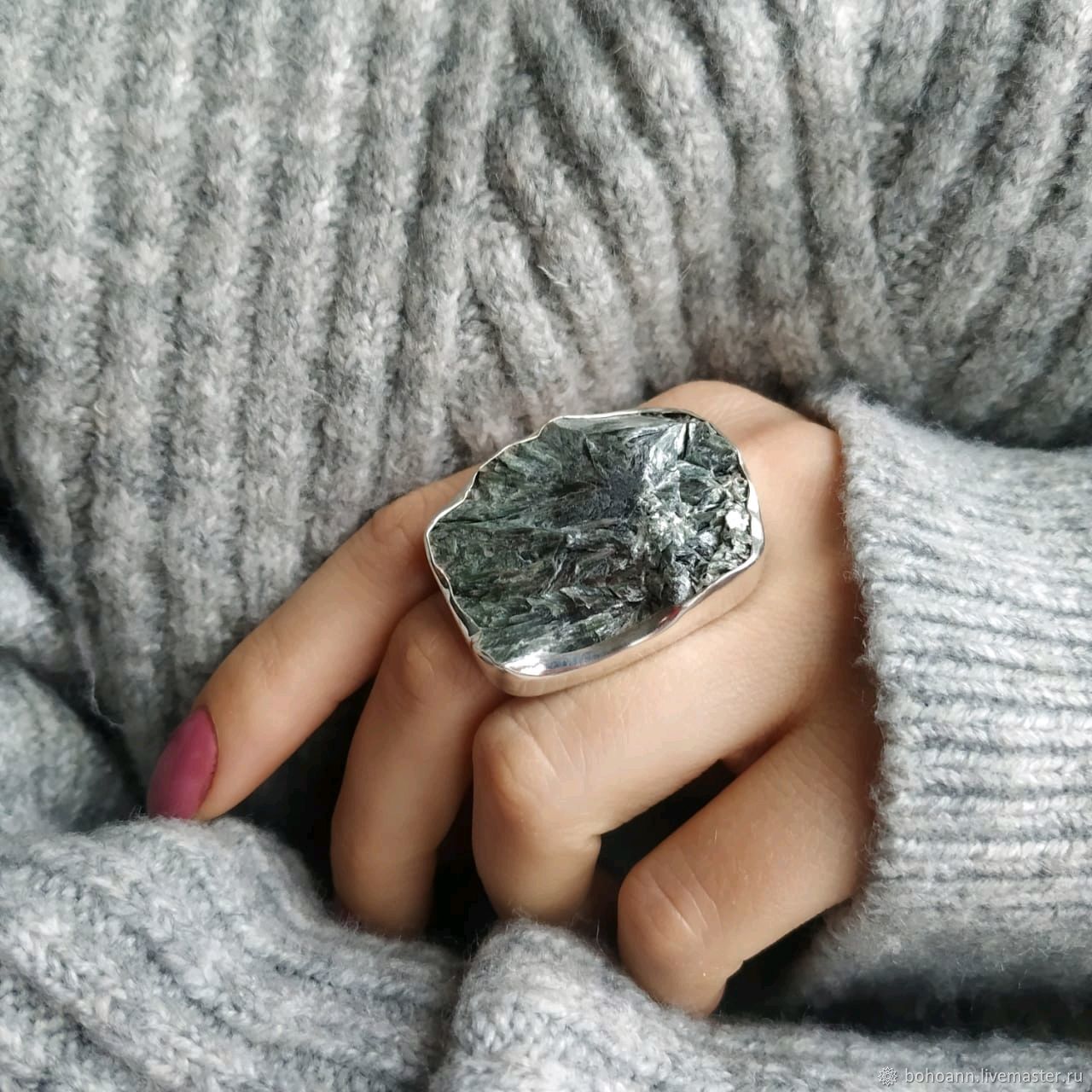 Кольцо крупный камень.